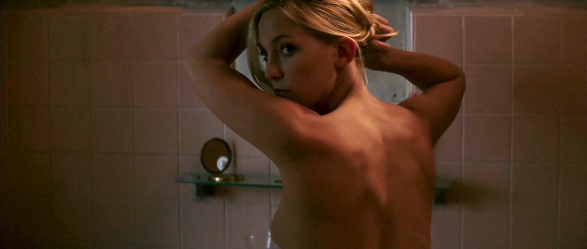 Wet Beauty Kate Hudson Showing Her Sexy Back While Topless