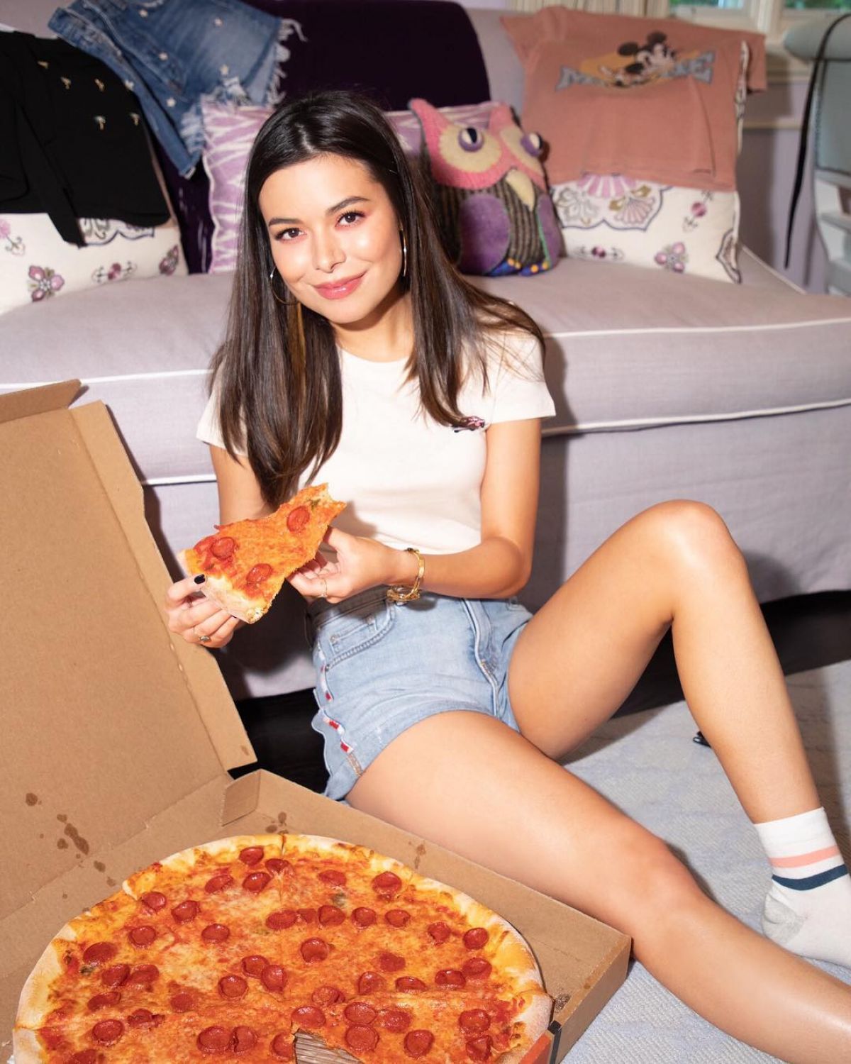 Miranda Cosgrove Prepping to Devour a Huge Pepperoni Pizza on Her Own