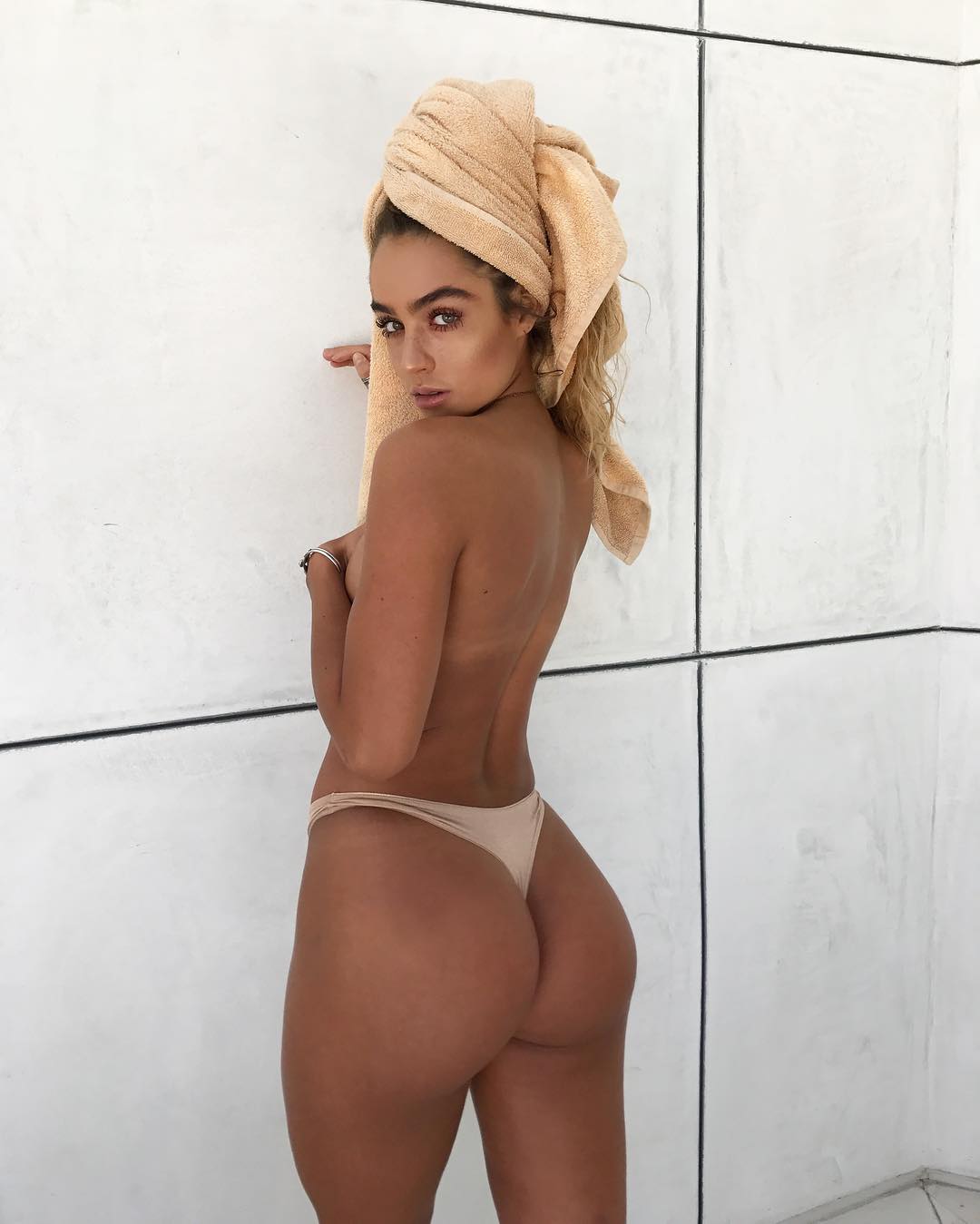 Curvaceous Sommer Ray Shows Meaty Ass, Poses Topless, and Teases the Fans
