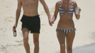 Bikini-Wearing Beauty Taylor Swift Shows Her Body on the Beach