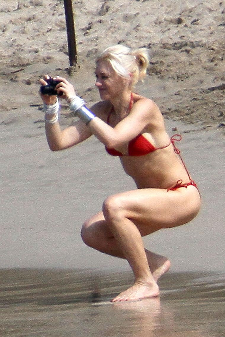 Long-Legged Blonde Beauty Gwen Stefani Showing Off at the Beach