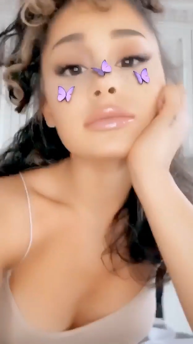 Cute Beauty Ariana Grande Teasing with Her Amazing Cleavage