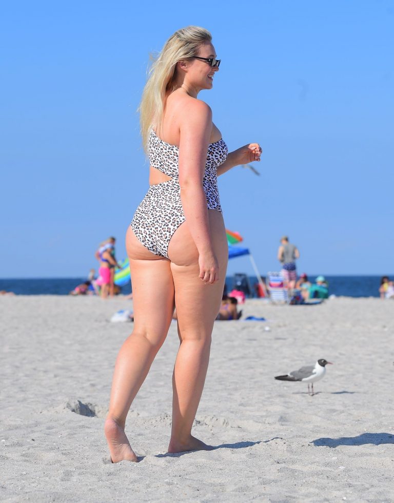 Iskra Lawrence Shows the World Her Breathtaking Body in a One-Piece Swimsuit