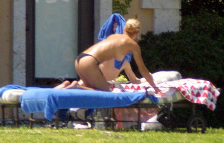 Anna Kournikova topless