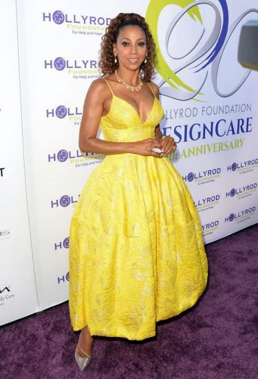 Holly Robinson Peete hot in yellow