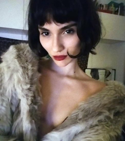 Agostina Bettinelli nude tits under a fur jacket