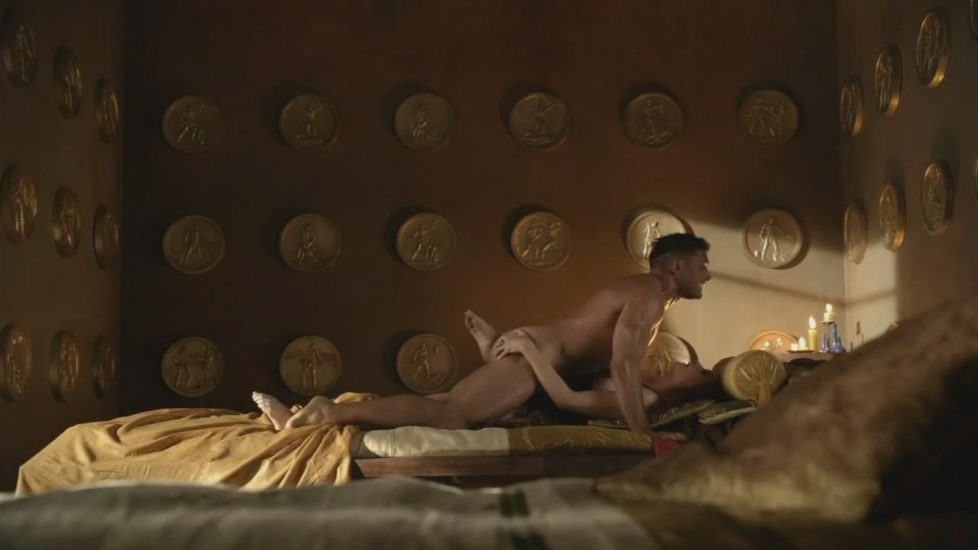 Lucy Lawless fucking a slave gladiator in Spartacus Blood and Sand - S01E08 1