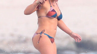 Fitness-Obsessed Hottie Hilary Duff Showing Her Muscles and More
