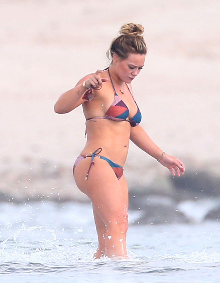Fitness-Obsessed Hottie Hilary Duff Showing Her Muscles and More
