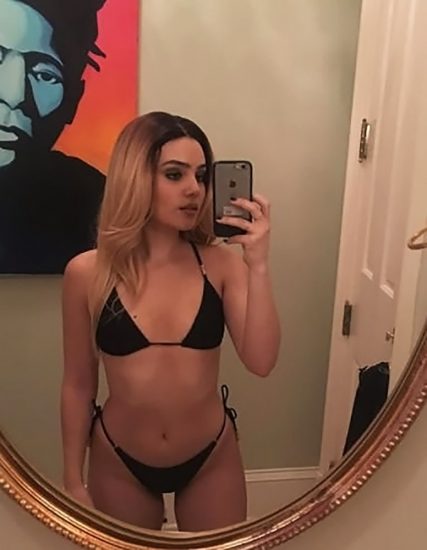 Andrea Londo sexy leaked selfie