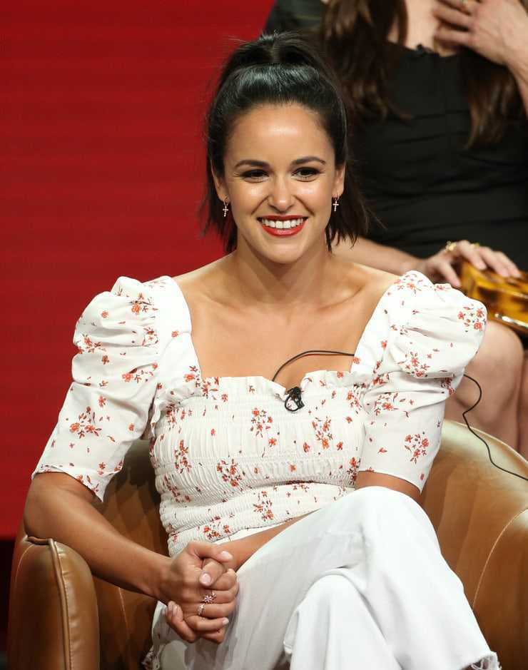 Melissa Fumero Sexy Pictures – Melissa Shows Her Cleavage and Looks Seductive