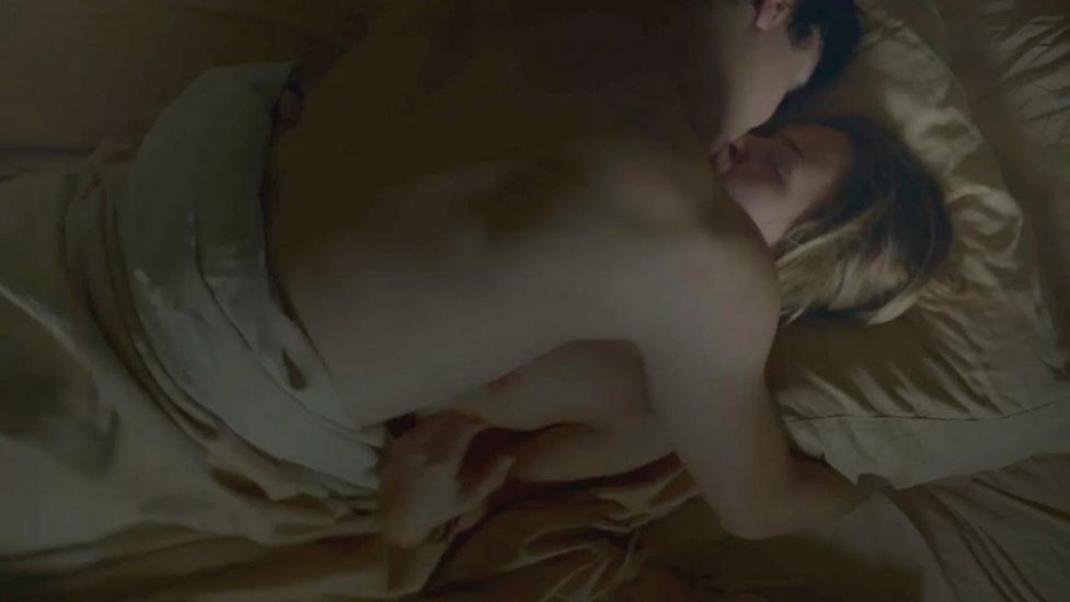 Britt Robertson sex while naked