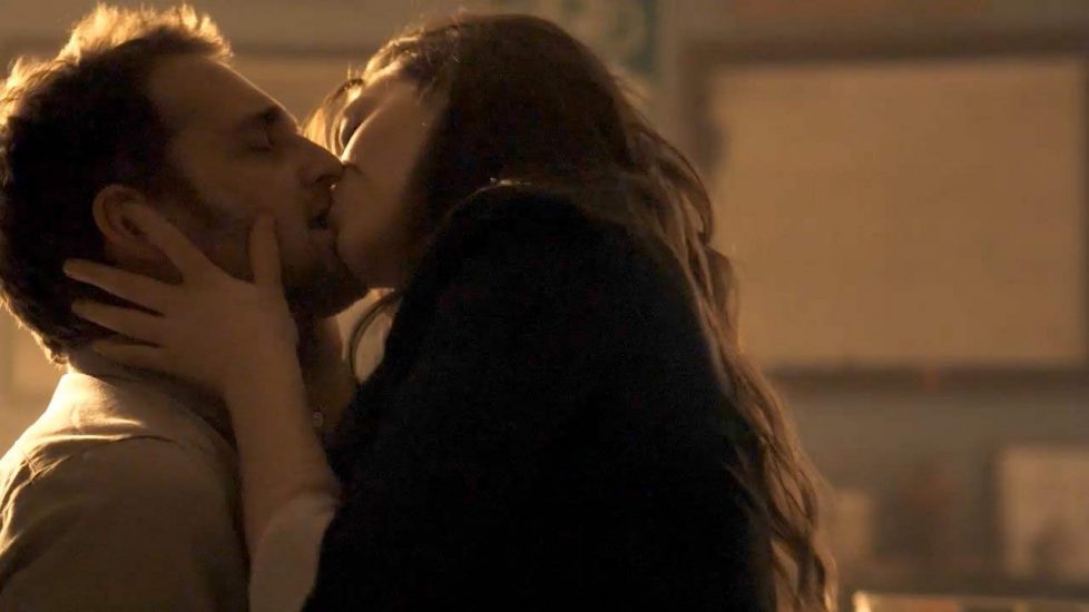 Kat Dennings sexy kiss