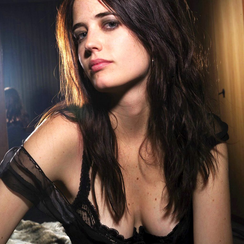 Famous Actress Eva Green Looks Hot AF While Showing Her Cleavage in HQ