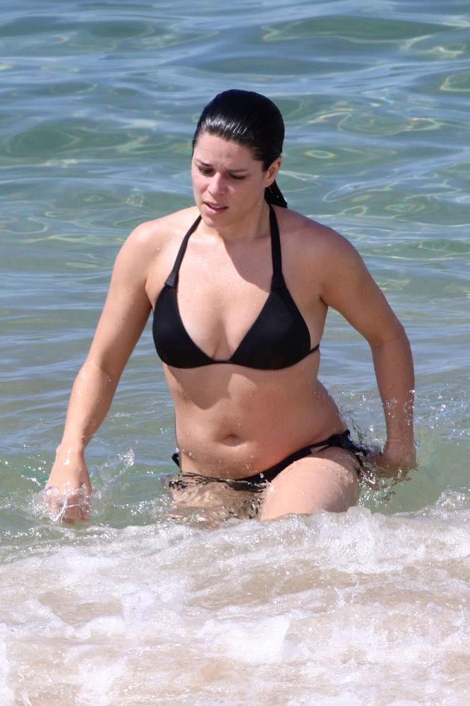 Bikini-Wearing Neve Campbell Does NOT Look Fat, So Fuck Off