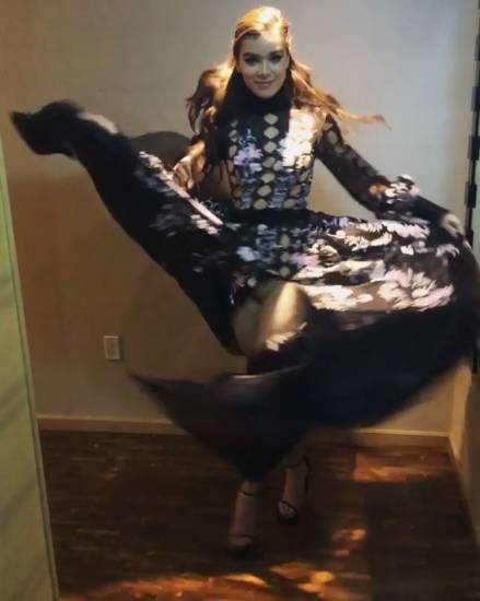 hailee steinfeld pussy flashing