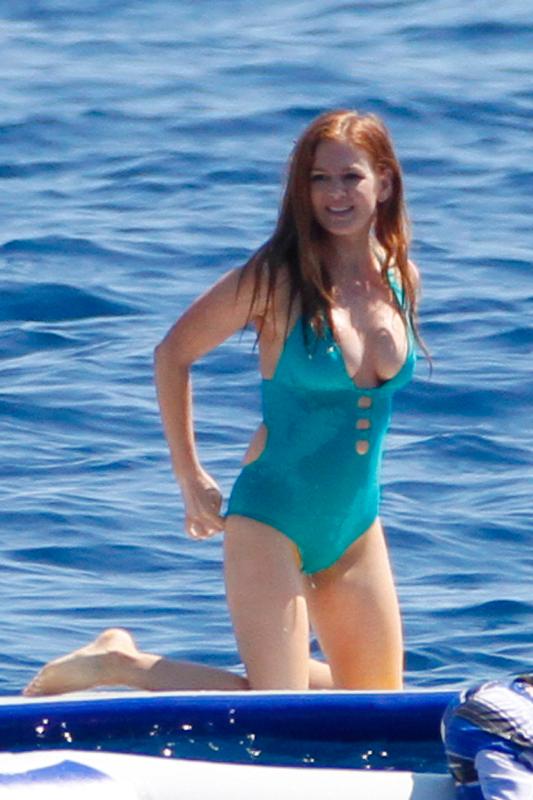 Busty Australian Actress Isla Fisher Showing Her Hot Cleavage