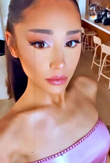 Ariana Grande nude pokies