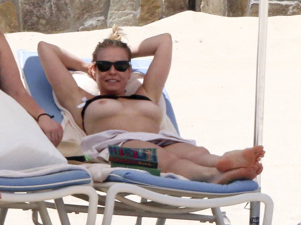 naked chelsea handler topless