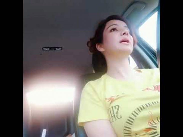 Rabi Pirzada sexy in her car