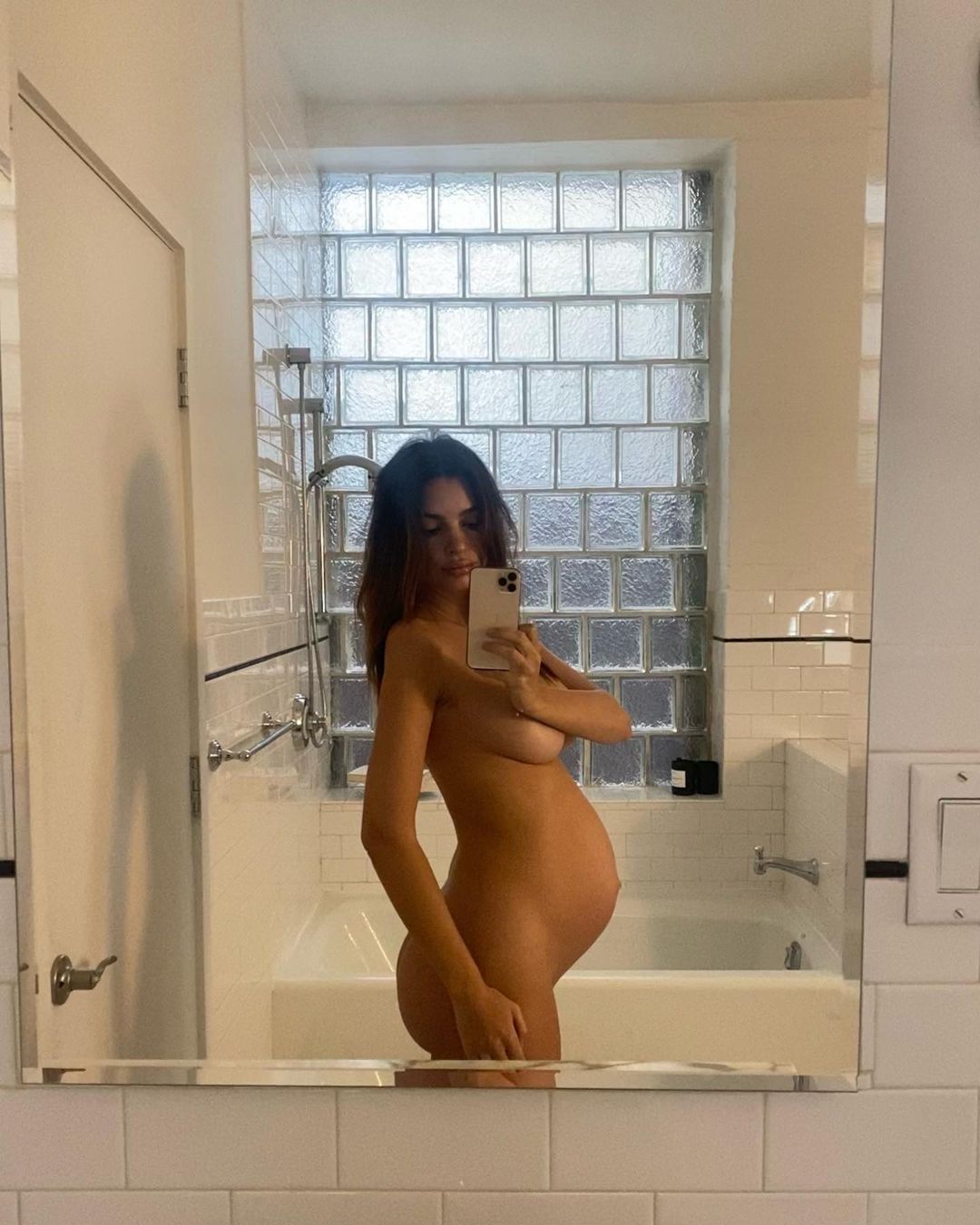 Pregnant Emily Ratajkowski Showing Her Enviable Body in the Nude
