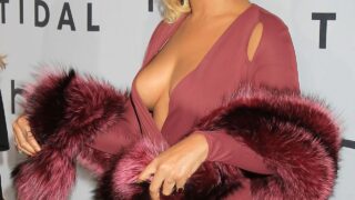 Beyoncé Cleavage Pictures: Blonde Beyoncé Posing in a Cleavage-Baring Dress