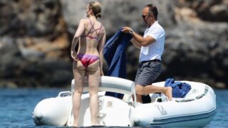 Hot MILF Actress Emily Blunt Happily Showing Her Bum in a Bikini