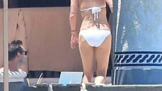 Seductive TV Actress Courtney Cox Shows Her Tight Body in a White Swimsuit