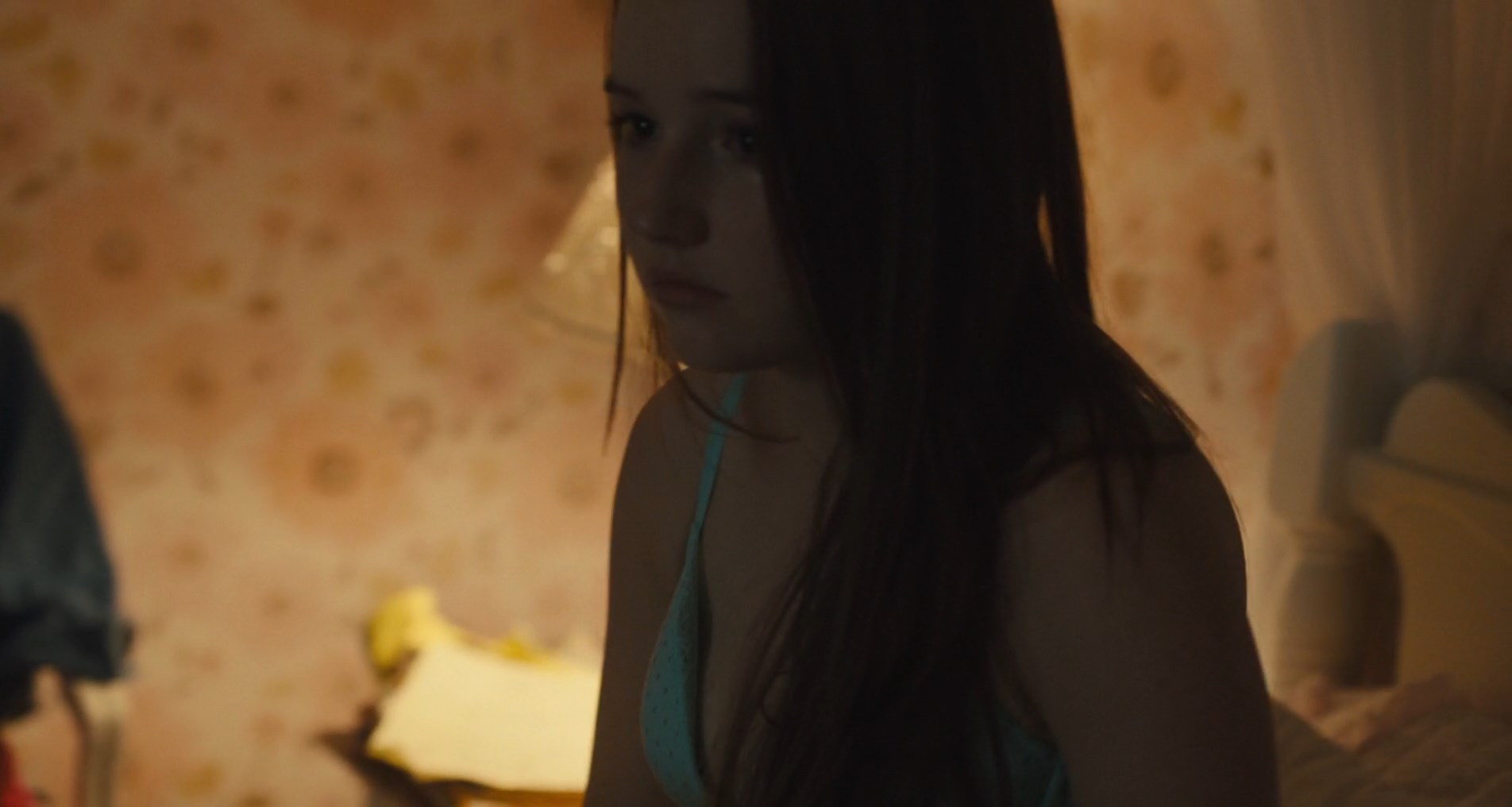 Stunning Kaitlyn Dever Shows Her Sexy Back and a Hint of Cleavage As Well