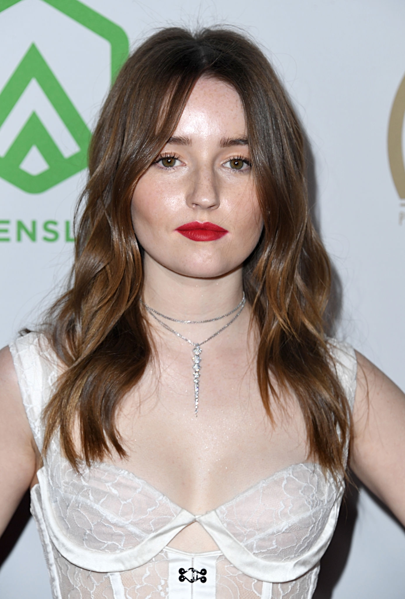 Pale-Skinned Beauty Kaitlyn Dever Shows Her Cleavage in a Sexy Outfit