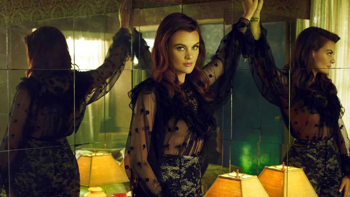 Stunning Frankie Shaw Showing Her Long Legs and Pretty Face (Sexy Photos)