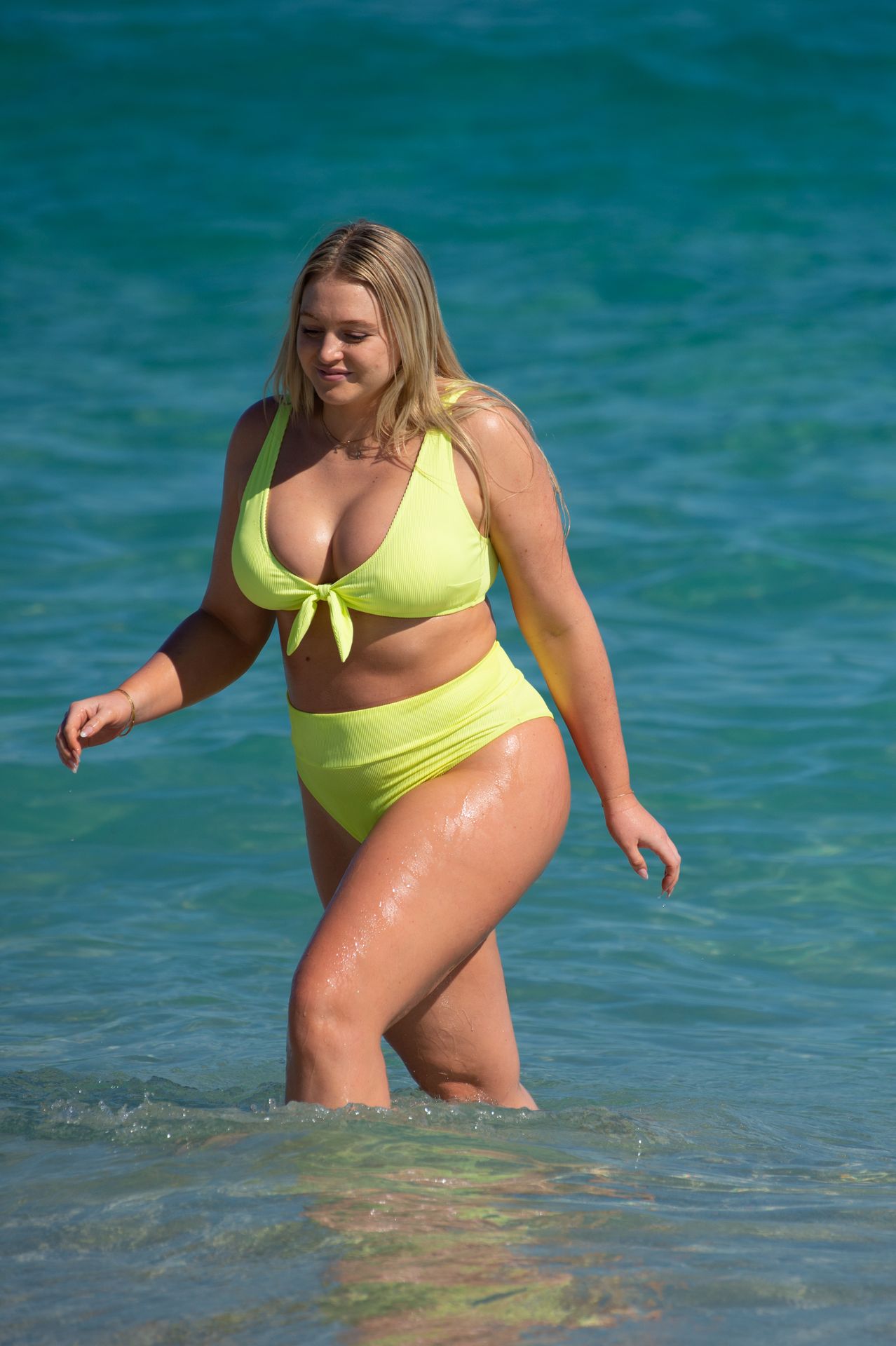 Wet and Hot Iskra Lawrence Showcasing Her Body in a Good-Looking Bikini