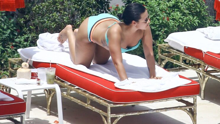 Curvy Girl Demi Lovato Showing Her Super-Sexy Body in a Swimsuit