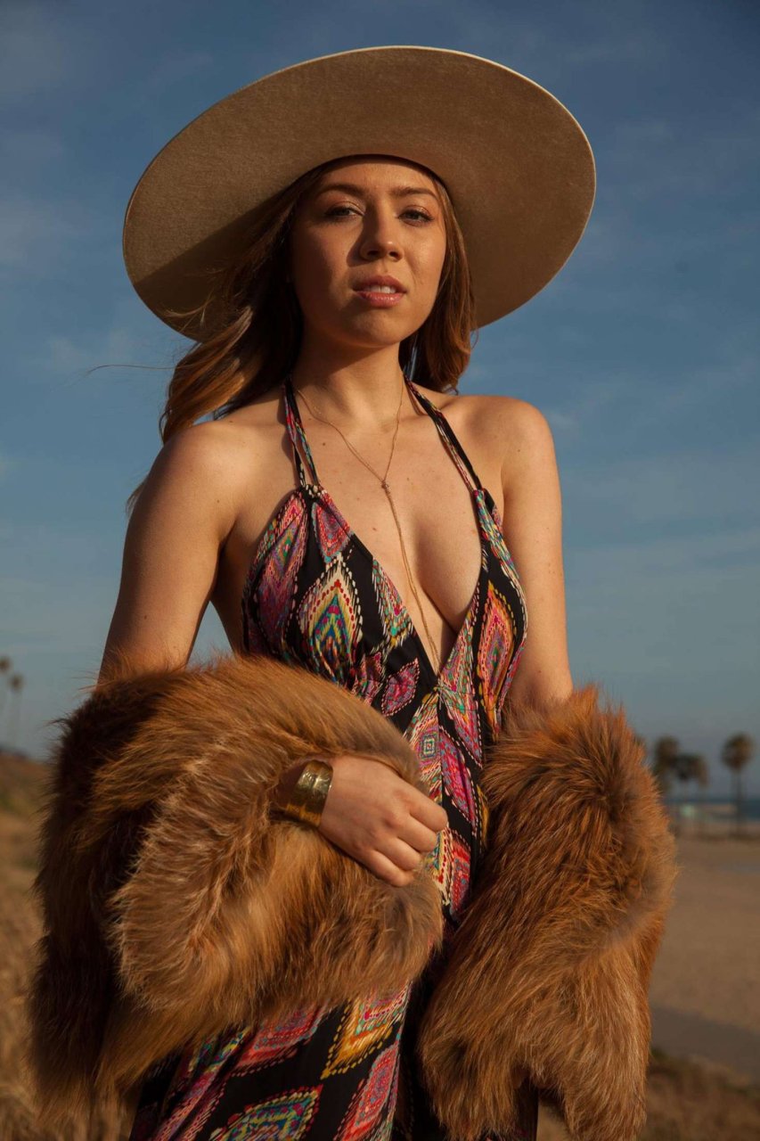 Cheerful Jennette McCurdy Posing in a Dumb Hat, Showing Her Cleavage