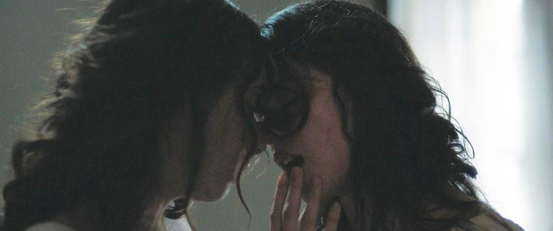 Fifteen Screenshots Focusing on Margaret Qualley’s Lesbian Kiss
