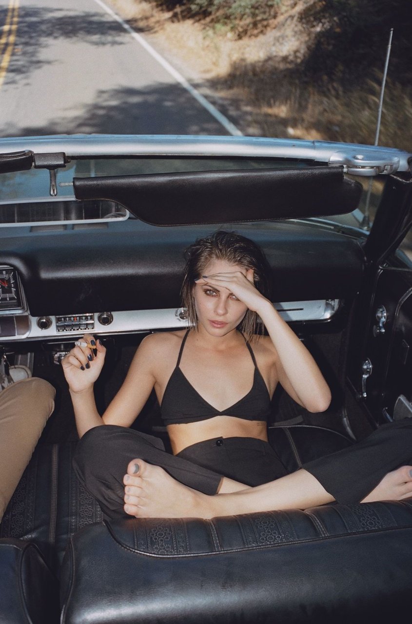 Brunette Stunner Willa Holland Showing Her Topless Body in High Quality