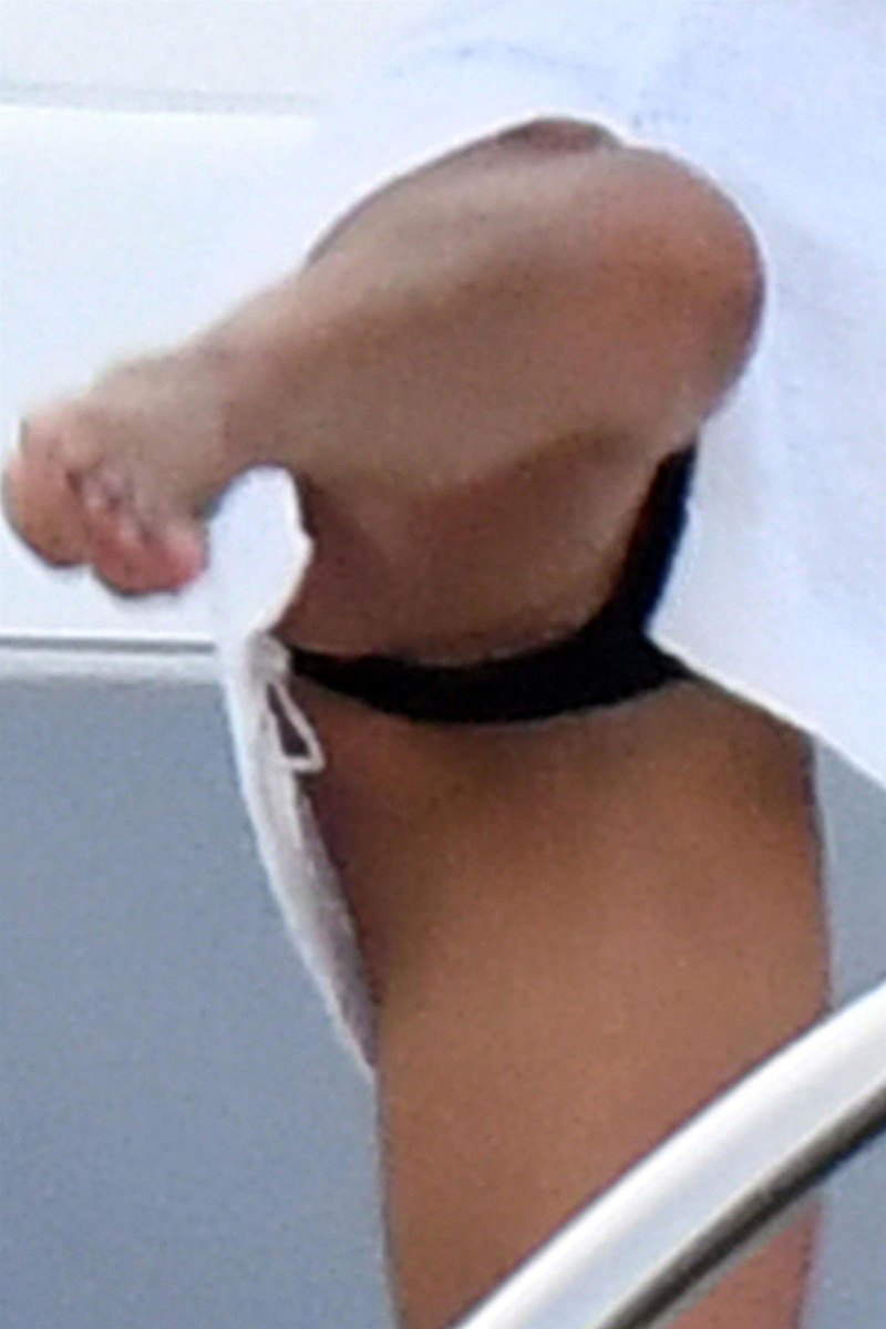 Brooke Burke Nude Pussy On Yacht