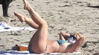 Thicc Blonde Britney Spears Shows Her Body While Lying on the Beach