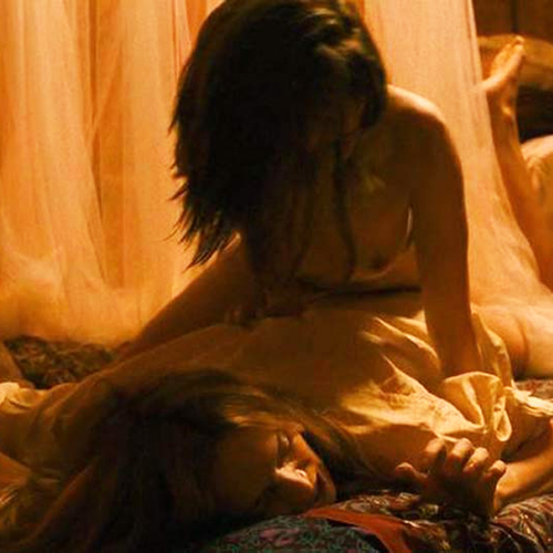 Reyna de Courcy & Heather Graham Lesbian Sex in ‘Wetlands’