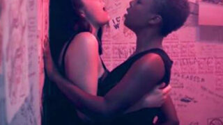 Samira Wiley & Michala Brasseur Lesbian Fingering in ‘The Handmaid’s Tale’