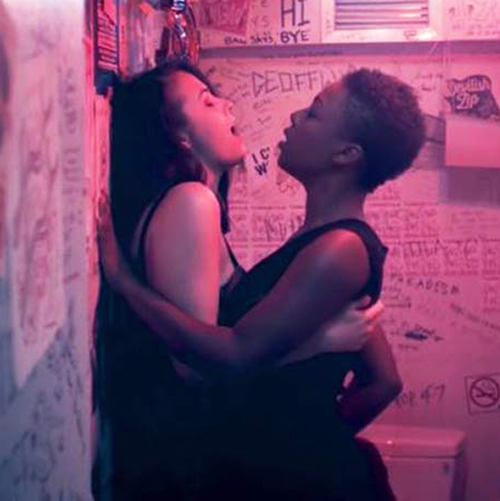 Samira Wiley & Michala Brasseur Lesbian Fingering in ‘The Handmaid’s Tale’