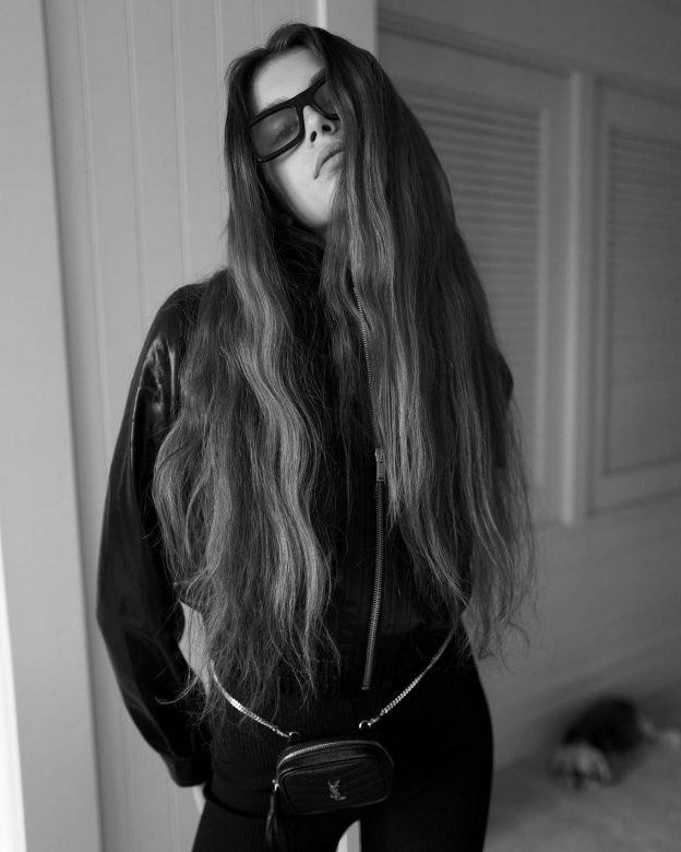 Kaia Gerbes’ Long Hair Look (4 Photos)