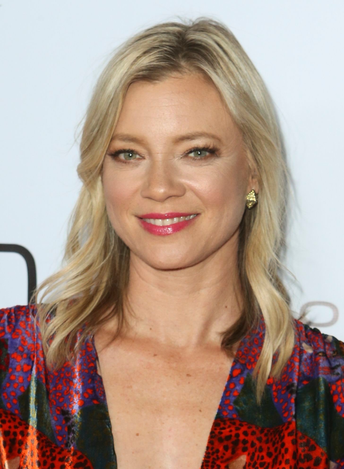 Amy Smart Cleavage