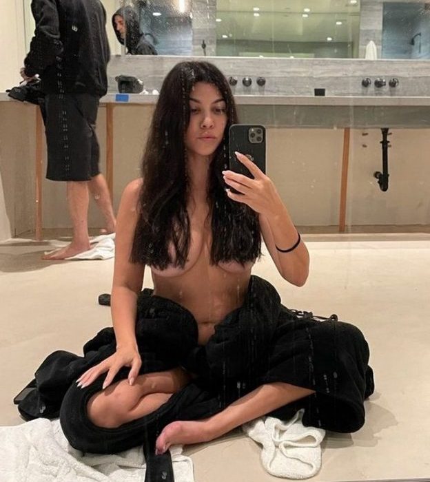 Kourtney Kardashian Topless 2021