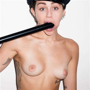 Miley-Cyrus-Nude-Leaked-Fappening-2