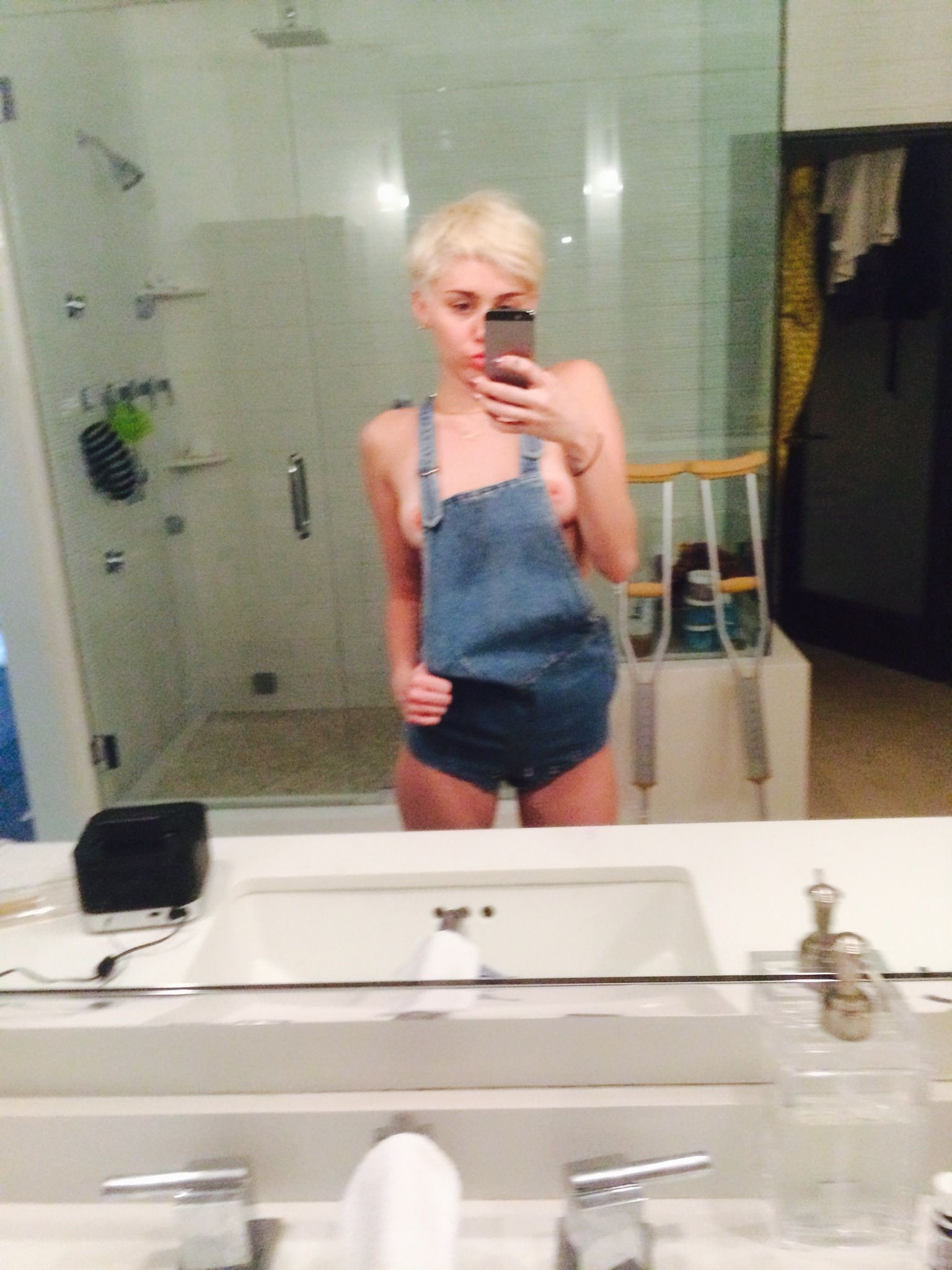 Miley-Cyrus-Nude-Leaked-Fappening-9
