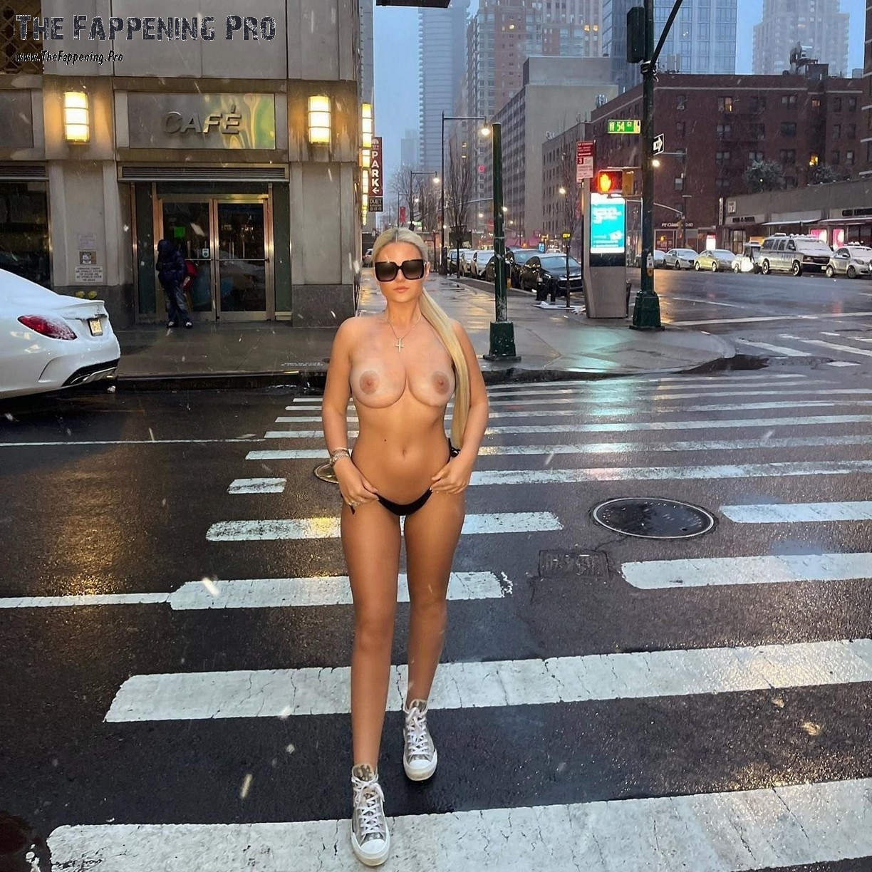 Apollonia Llewellyn Naked In Public